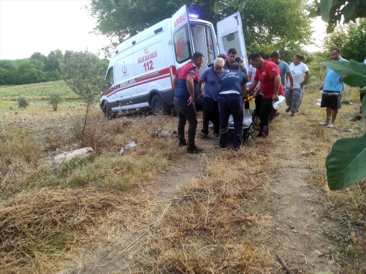 Osmaniye'de devrilen traktörün altında kalan profesör ağır yaralandı