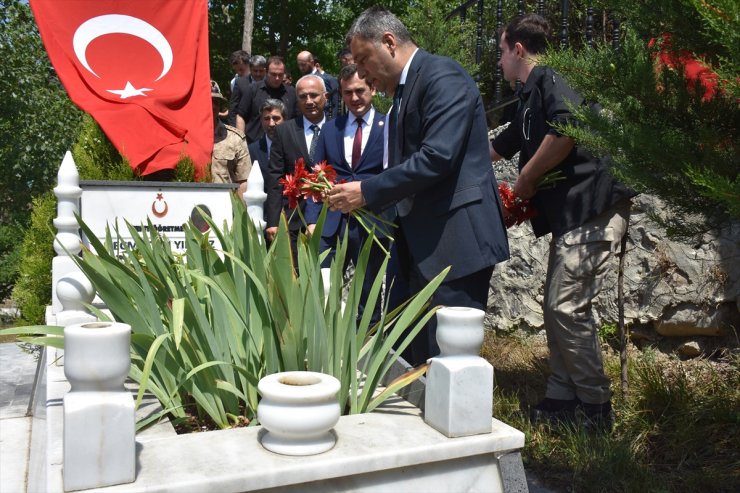 Şehit öğretmen Necmettin Yılmaz kabri başında anıldı