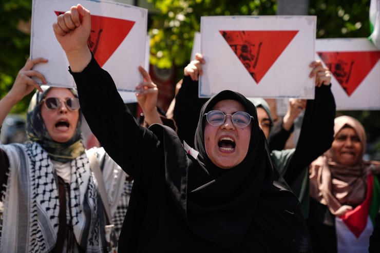 Almanya'nın "ters kırmızı üçgen" sembolünü yasaklaması İstanbul'da protesto edildi