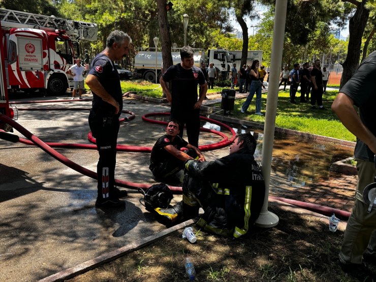 Antalya'da ormanlık alandaki bir restoranda yangın çıktı