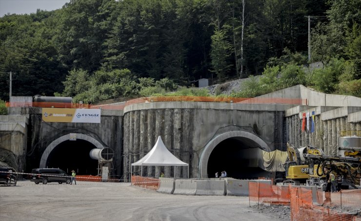 Cengiz İnşaat'ın Bosna Hersek'te yapımını sürdürdüğü otoyol projesindeki tünelde ışık göründü