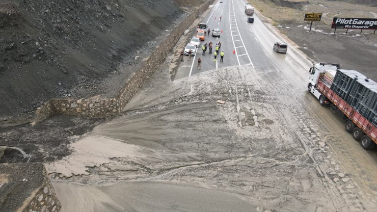 Erzincan-Sivas kara yolunda heyelan