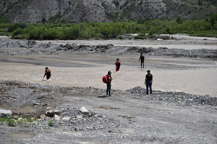 Erzurum'da aracın akarsuya düşmesi sonucu kaybolan bebeği arama çalışmaları sürüyor