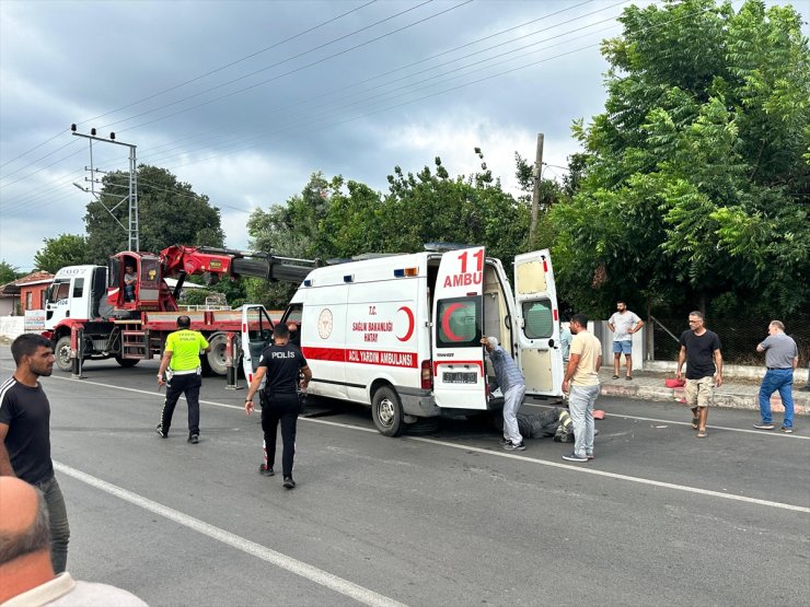 Hatay'da devrilen ambulanstaki 2 sağlık personeli yaralandı