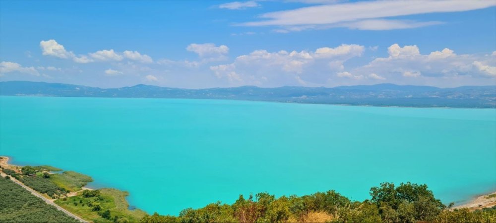 İznik Gölü alg patlamasıyla turkuaz görünüme kavuştu