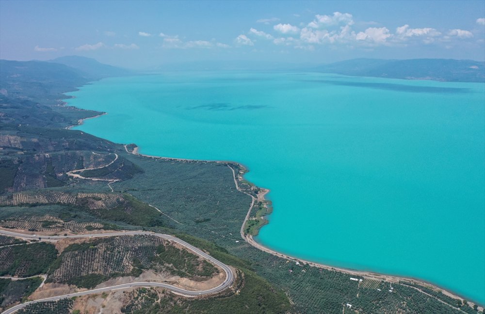 İznik Gölü alg patlamasıyla turkuaz görünüme kavuştu