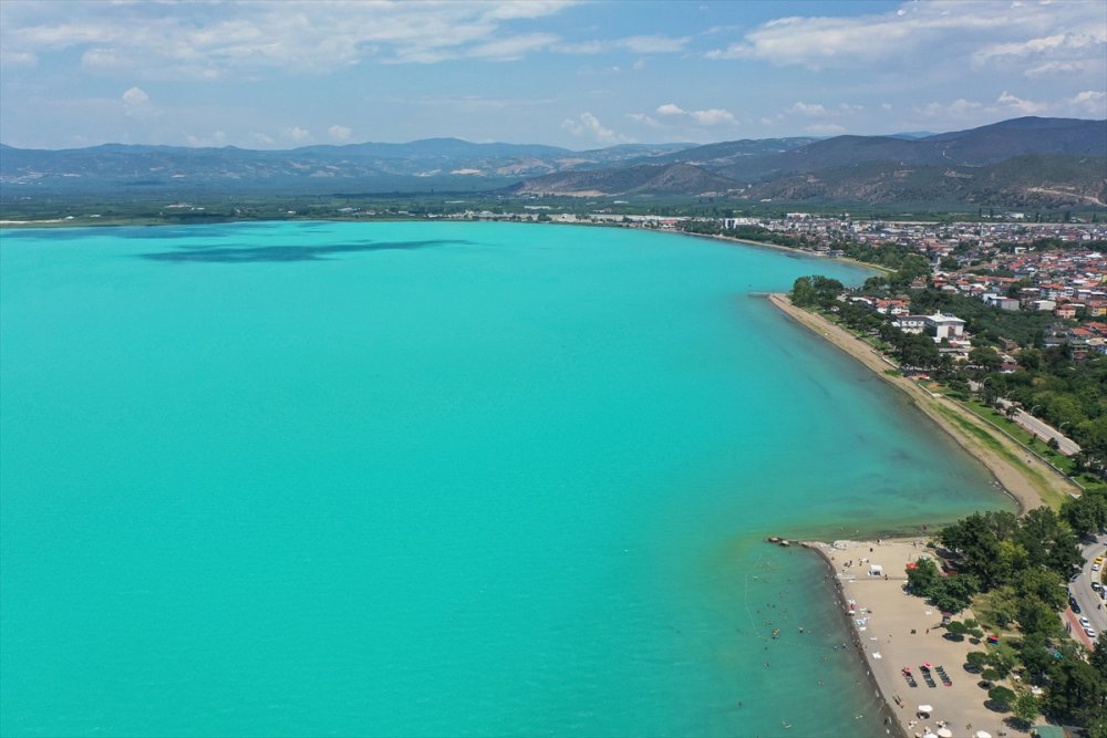 İznik Gölü alg patlamasıyla turkuaz görünüme kavuştu