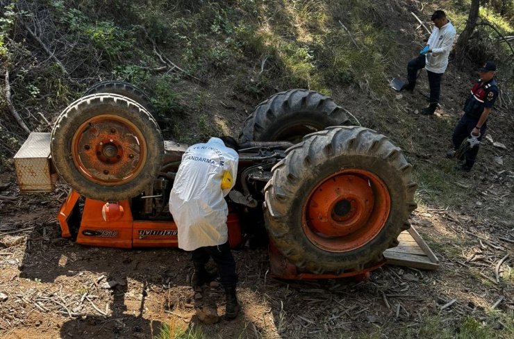 Kütahya'da devrilen traktörün sürücüsü öldü