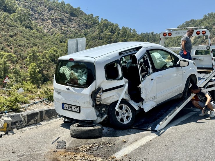 Muğla'da iki otomobilin çarpıştığı kazada 1 çocuk öldü, 10 kişi yaralandı