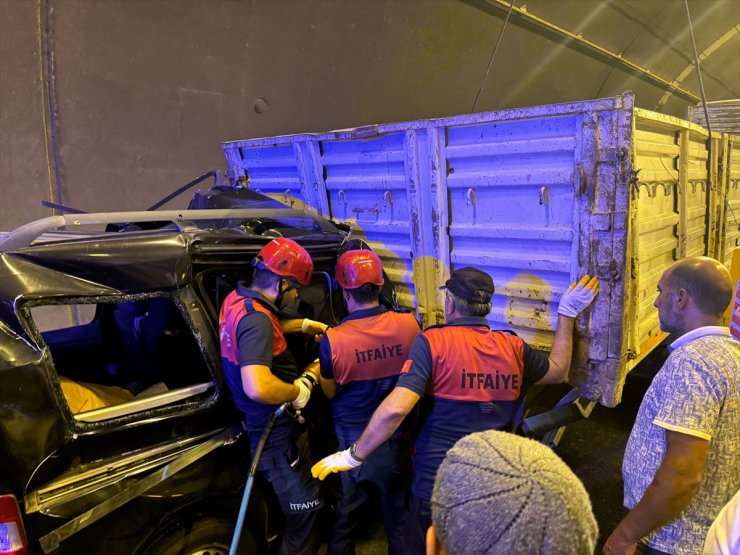 Osmaniye'de tıra çarpan hafif ticari araçtaki 1 kişi öldü, 2 kişi yaralandı