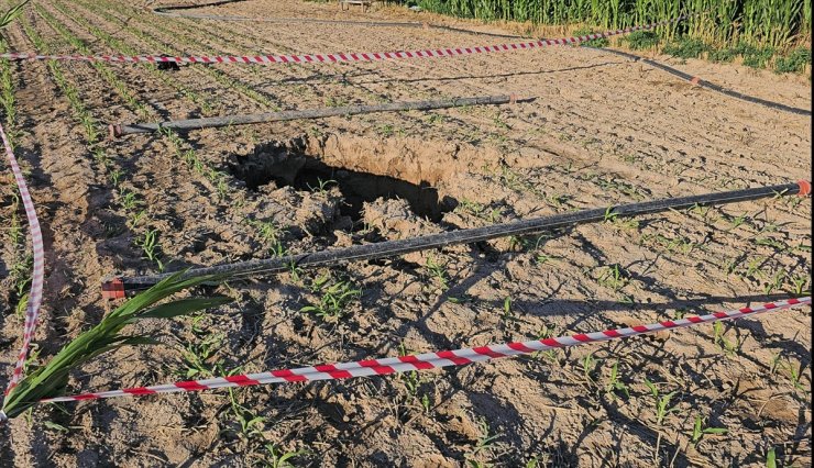 Aksaray'da mısır tarlasında obruk oluştu