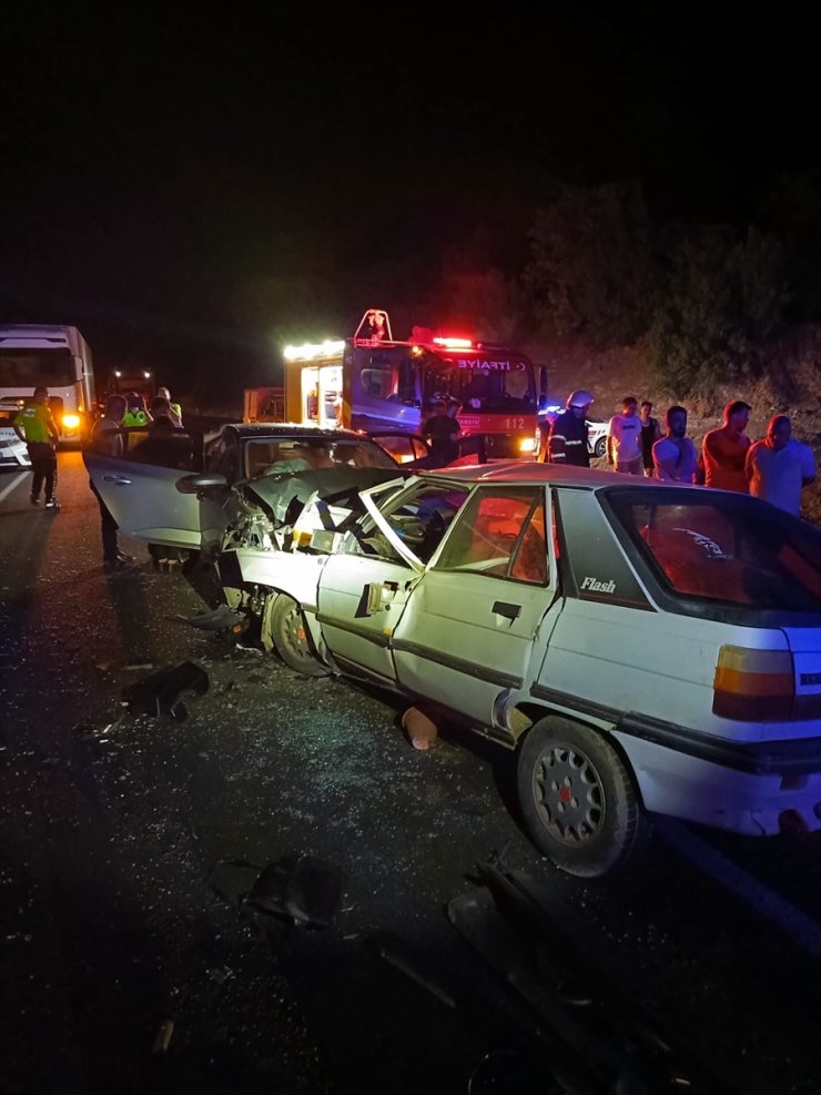 Antalya-Isparta kara yolunda 2 otomobilin çarpıştığı kazada 3 kişi öldü, 10 kişi yaralandı