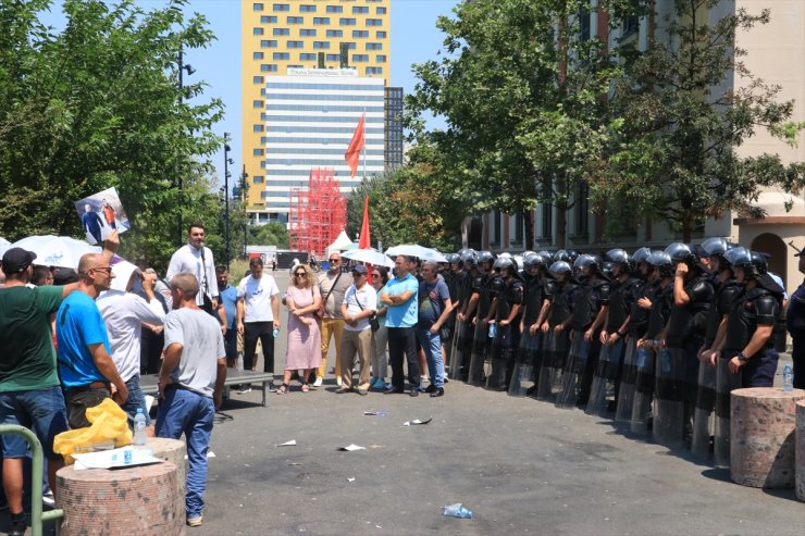 Arnavutluk'ta Belediye Başkanı Veliaj'ın istifasının istendiği protestolar sürüyor