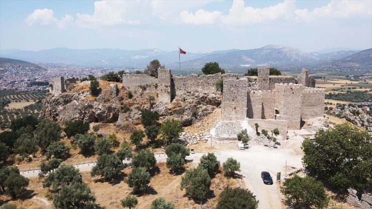 Beçin Antik Kenti'ndeki kale duvarları ve burçlar ayağa kaldırılıyor