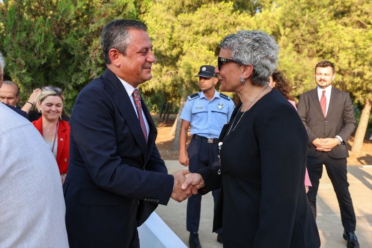 CHP Genel Başkanı Özel, KKTC'de Denktaş ve Küçük'ün anıt mezarlarını ziyaret etti