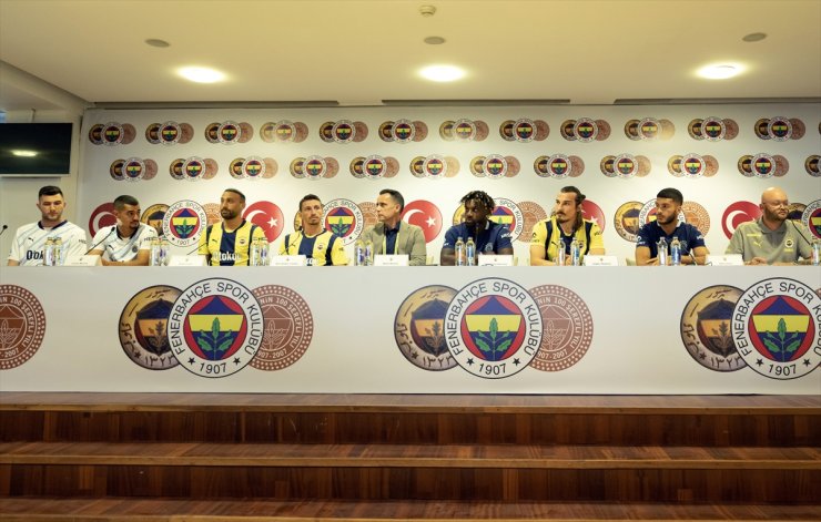 Fenerbahçe'de 5'i yeni transfer, 7 futbolcu için imza töreni düzenlendi