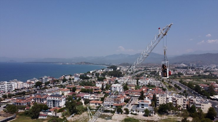 Fethiye'de tatilciler "bungee jumping" ile adrenalin yaşıyor