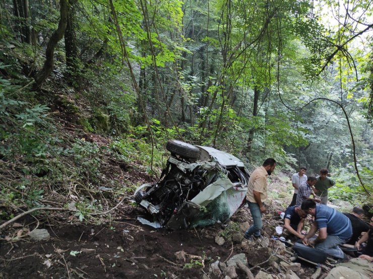 Hatay'da uçuruma yuvarlanan otomobildeki 2 kişi yaralandı