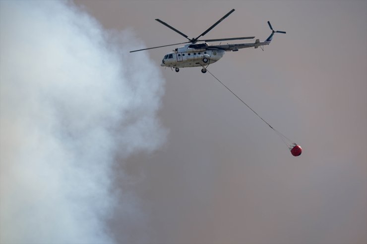 MSB, İzmir Gaziemir'deki yangın söndürme çalışmalarına destek için 5 helikopter görevlendirdi