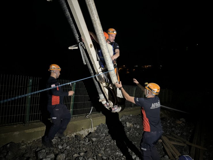 Rize'de debisi yükselen derede mahsur kalan 2 kişi AFAD tarafından kurtarıldı