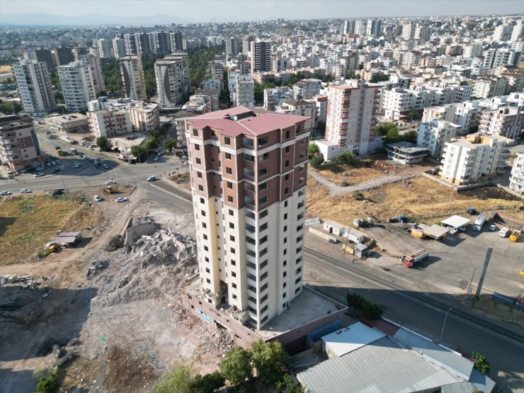 Şanlıurfa'da depremlerde ağır hasar alan 17 katlı bina kontrollü şekilde yıkıldı