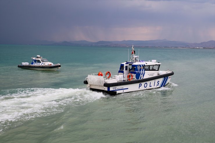 "Van Denizi"nin cankurtaranı polisler