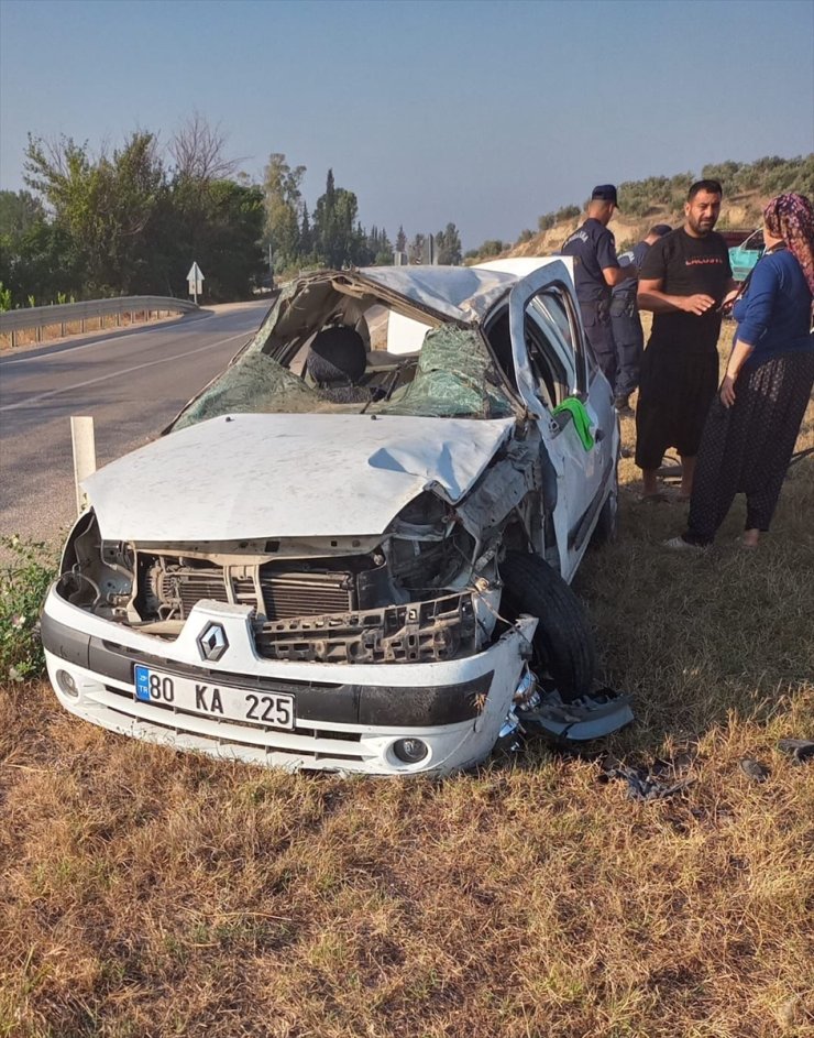 Adana'da 3 aracın karıştığı trafik kazasında 6 kişi yaralandı