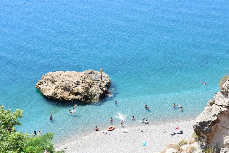 Antalya'da sıcak hava bunalttı