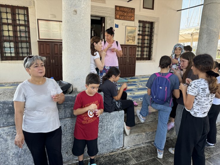 Bodrum'da cami bahçesinde ikram edilen kar şerbeti çocukları serinletti