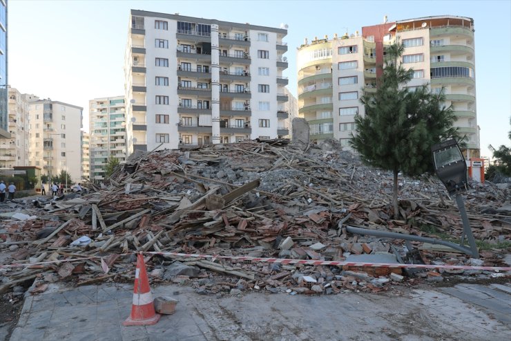 Diyarbakır'da depremde ağır hasar gören bina yıkım esnasında çöktü