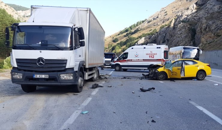 Erzincan'da otomobilin park halindeki kamyona çarptığı kazada 2 kişi öldü, 2 kişi yaralandı