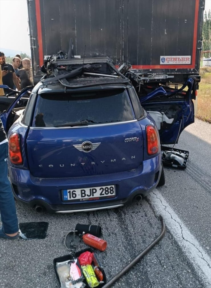 Erzincan'da tıra çarpan otomobildeki avukat öldü, bebeği ağır yaralandı