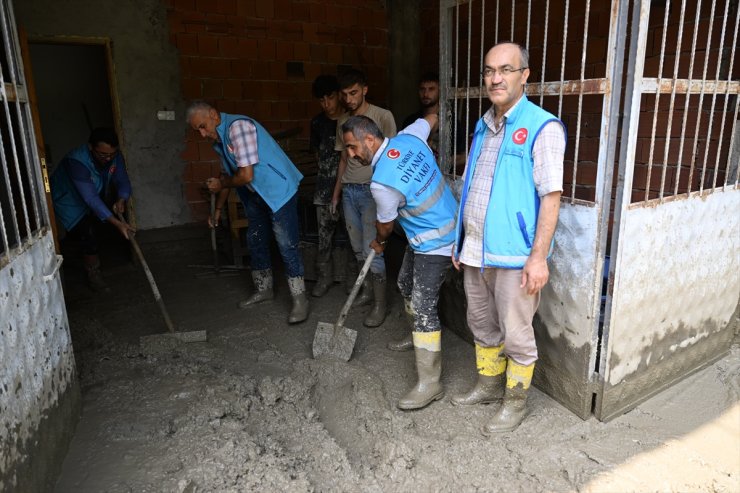 Erzurum'da din görevlileri selden etkilenen mahalle sakinlerine destek oluyor