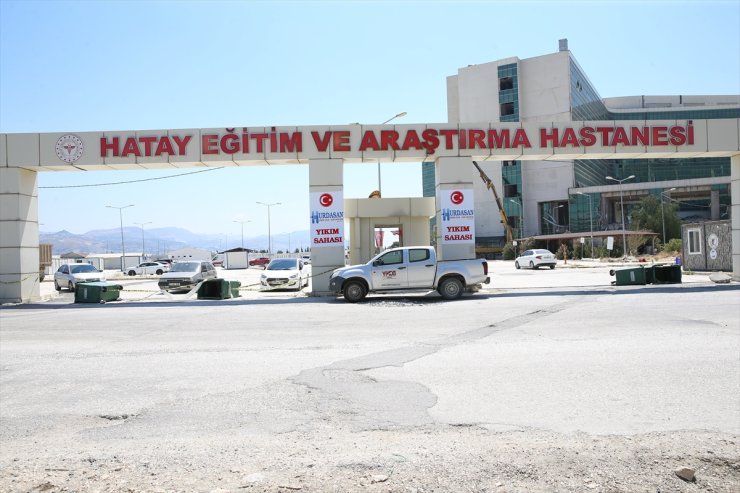 Hatay'da depremlerde hasar gören hastanenin yıkım çalışmalarına başlandı