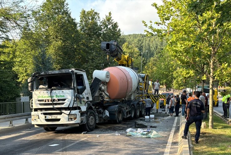 Kartal'da devrilen beton mikserinin sürücüsü yaralandı