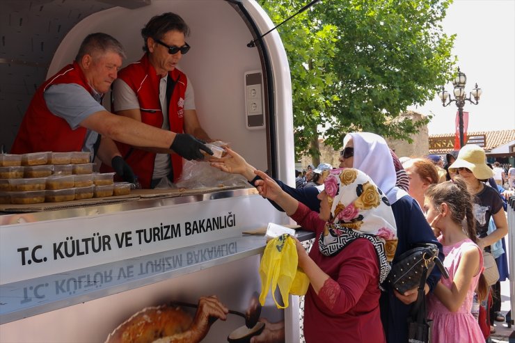 Vakıflar Genel Müdürlüğü "Emutullah Hanım Vakfı"nın gelirleriyle 81 ilde aşure dağıttı