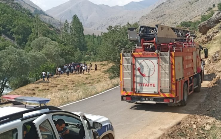 Van'da dereye düşen çocuğunu kurtaran baba boğuldu