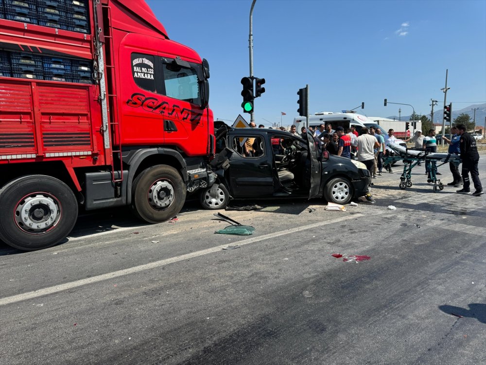 Afyonkarahisar'da zincirleme trafik kazasında 4 kişi yaralandı