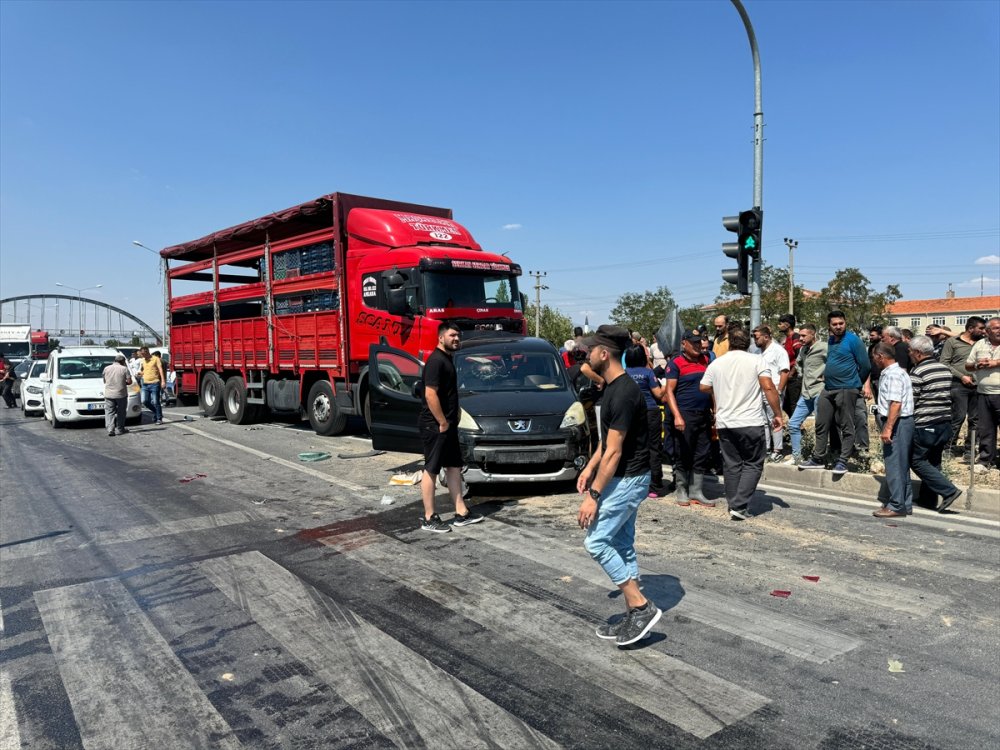 Afyonkarahisar'da zincirleme trafik kazasında 4 kişi yaralandı