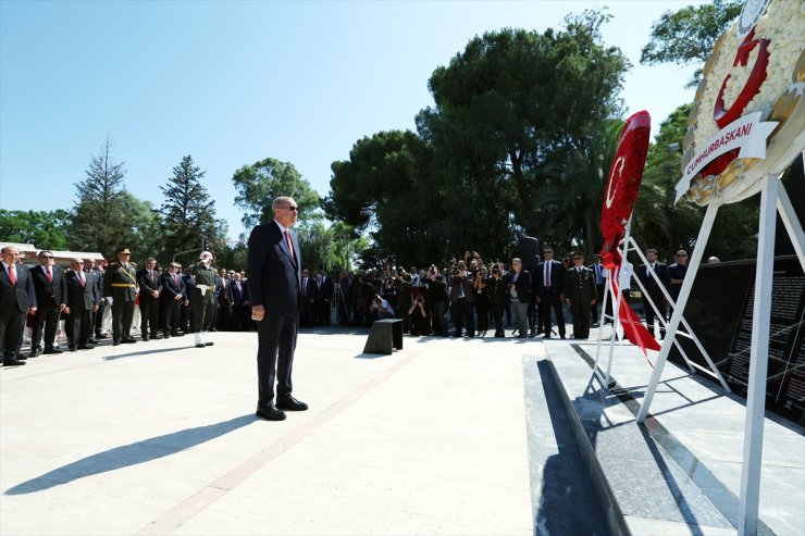 Cumhurbaşkanı Erdoğan, KKTC'de Atatürk Anıtına çelenk sundu