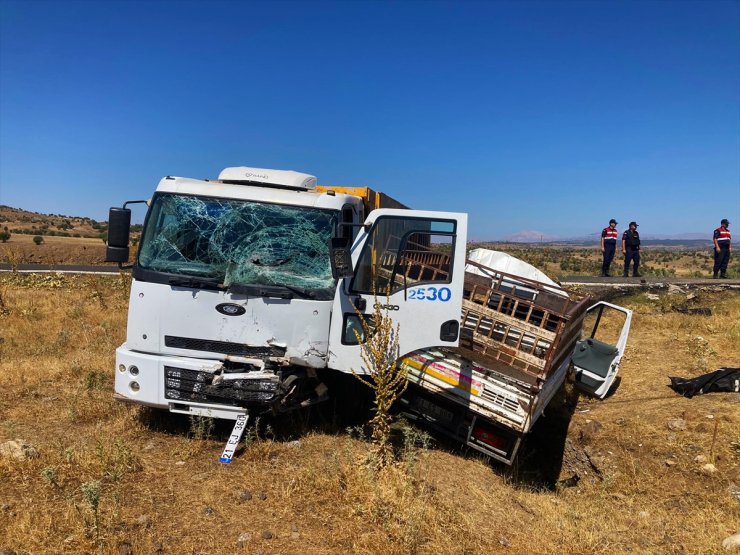 Diyarbakır'da kamyonla çarpışan pikabın sürücüsü öldü