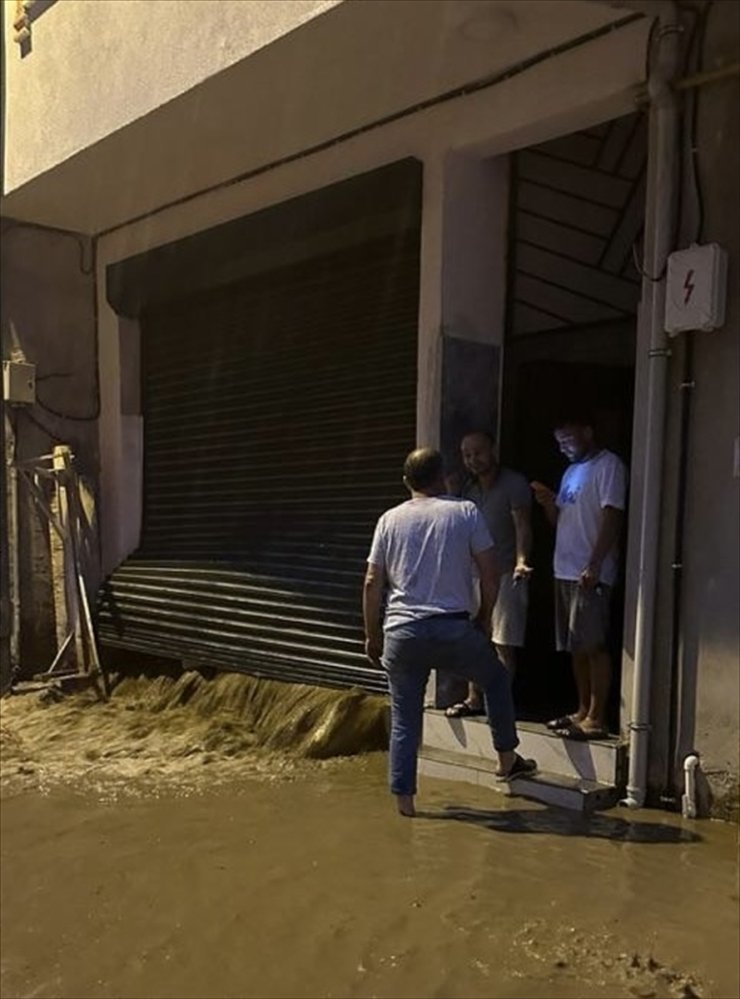 Giresun'da sağanak nedeniyle bir ev yan yattı, su baskınları oluştu