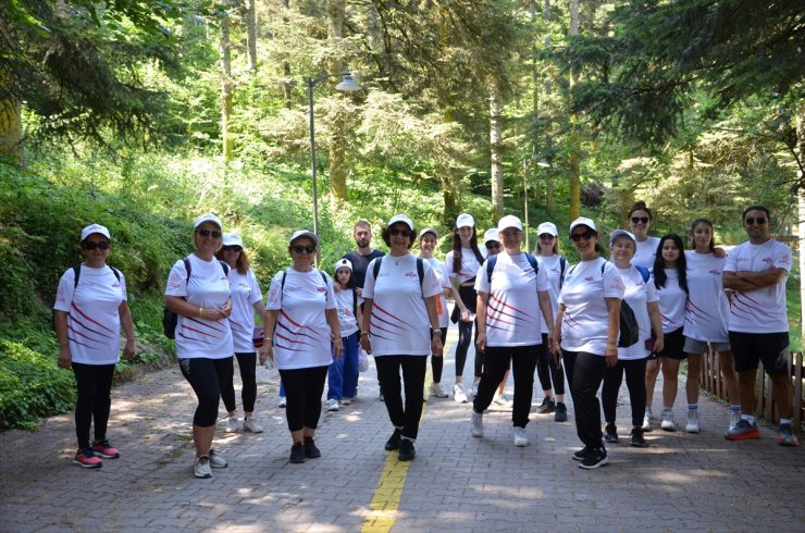 Gölcük Tabiat Parkı'nda spor yaparak hareketli yaşama dikkat çektiler