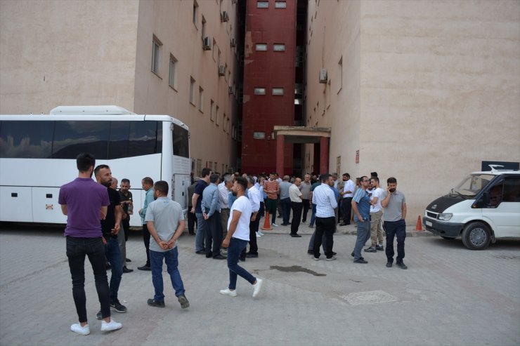 Hakkari'de bir kişi tartıştığı babasını öldürdü, kardeşini yaraladı