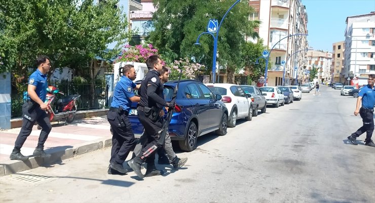 Manisa’da sokaktaki silahlı kavgada balkondaki kadın vurularak yaralandı