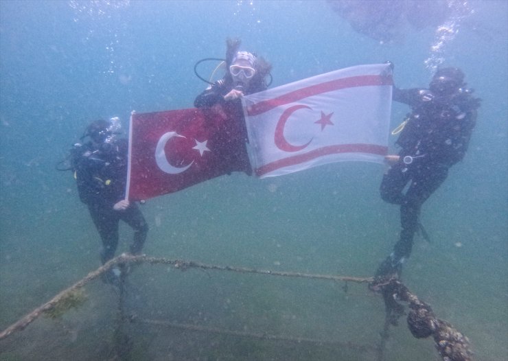 Marmara Denizi'nde Kıbrıs Barış Harekatı'nın 50. yıl dönümünde KKTC bayrağı açtılar