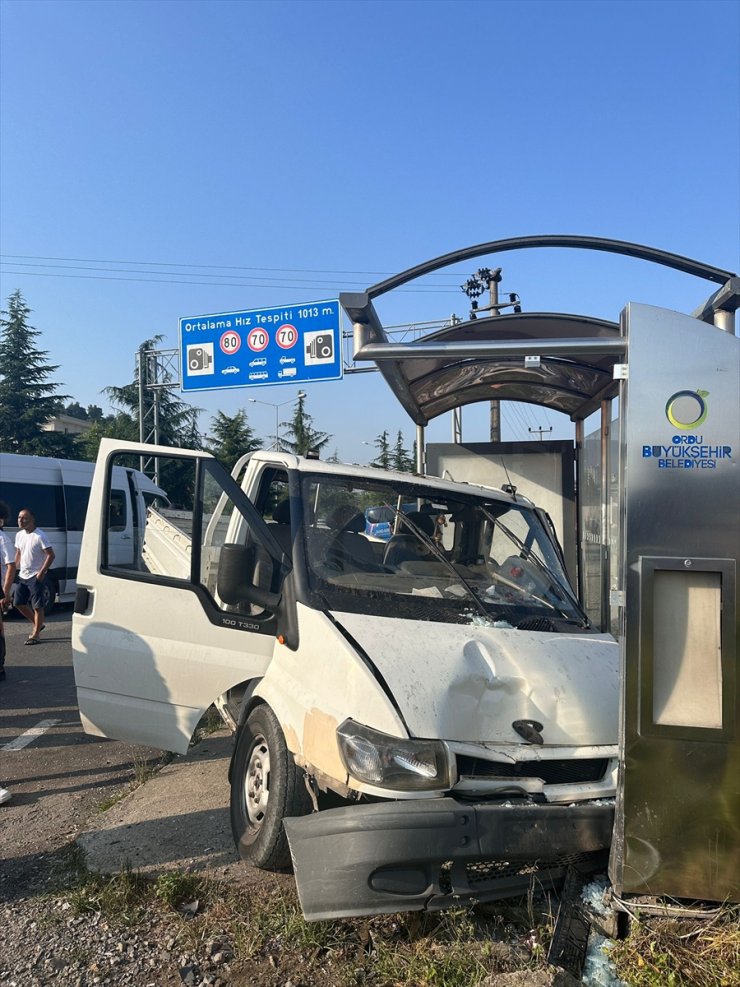 Ordu'da minibüs ile kamyonetin çarpıştığı kazada 7 kişi yaralandı