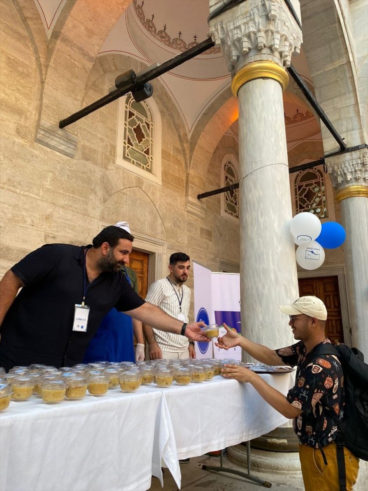 Üsküdar'daki tarihi Valide-i Cedid Camii avlusunda aşure dağıtıldı