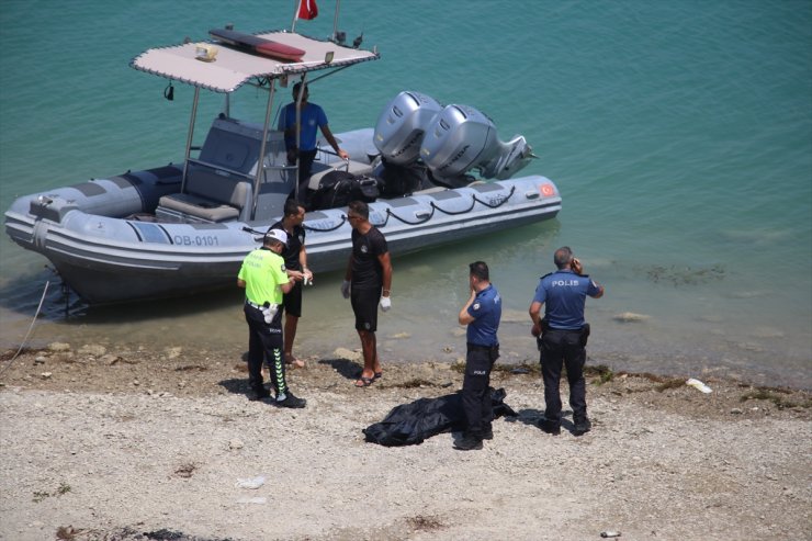 GÜNCELLEME - Adana'da köprüden baraj gölüne düşen otomobildeki 1 çocuğun cesedi bulundu, 3 kişi aranıyor