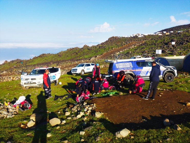 Ağrı Dağı'nda kaybolan 2 kişinin bulunması için çalışmalar sürüyor